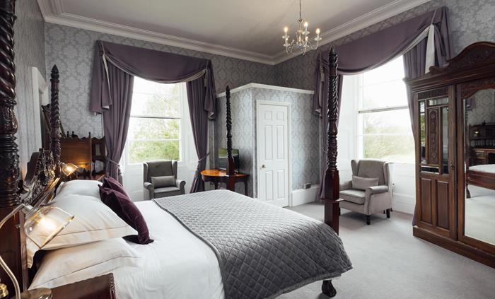 Dual aspect super king four poster - Room 3